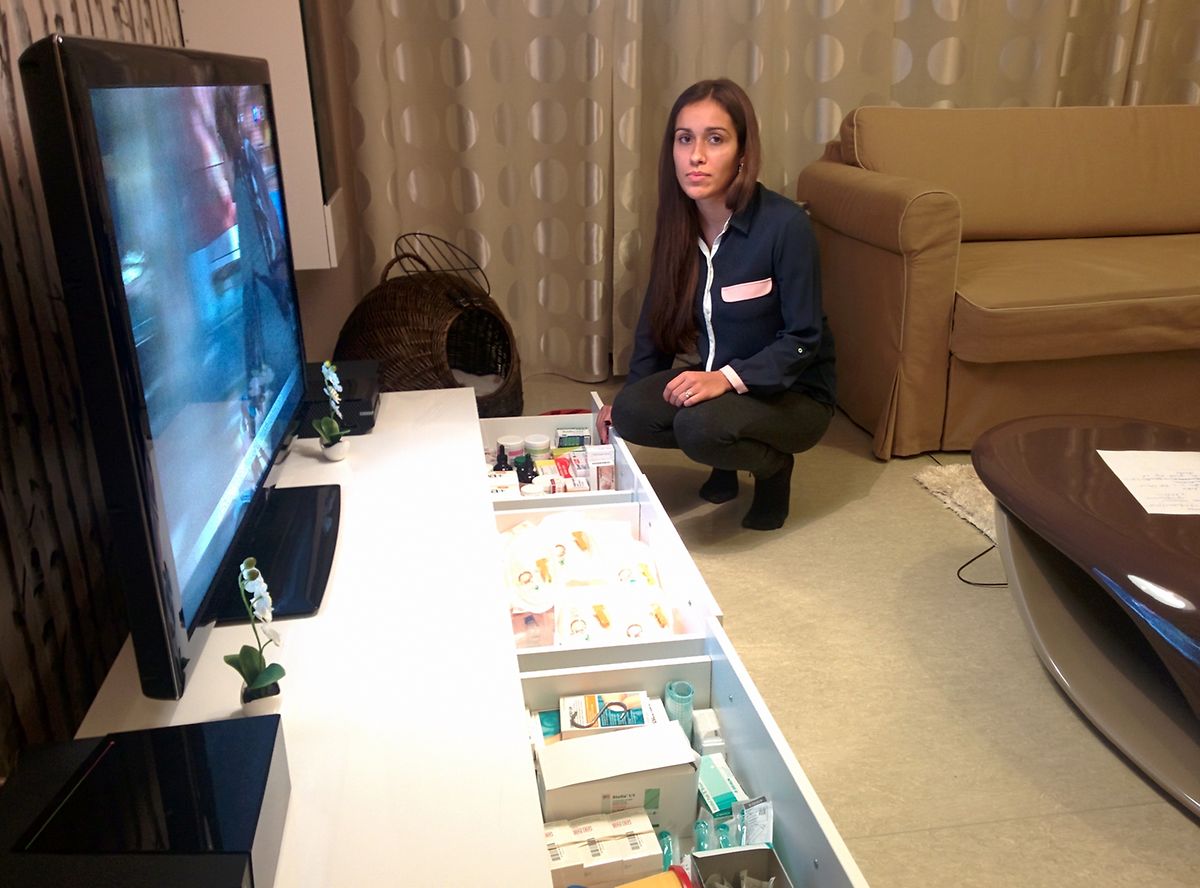 Trois énormes tiroirs de médicaments et de matériel médical dissimulés dans son salon: voilà ce qui est nécessaire à la jeune femme pour être soignée au quotidien