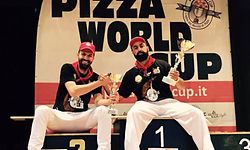 Nizar El Hajjaoui (à droite) et son collègue Silviu célèbrent leur victoire