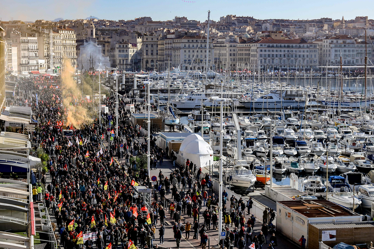 40.000 Demonstranten zogen laut Polizeiangaben am Dienstag durch die Straßen von Marseille, um gegen die geplante Rentenreform zu protestieren.