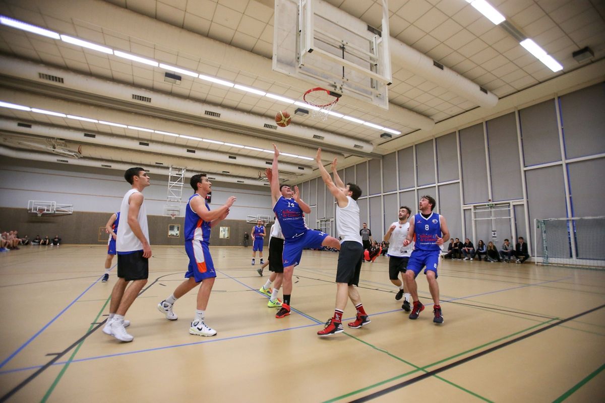 Köln (blau) gegen München (weiß).