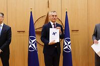 Os embaixadores da Finlândia e da Suécia, ao lado do secretário-geral da NATO, Jens Stoltenberg (ao centro), entregaram esta quarta-feira os pedidos de adesão dos dois países à organização.