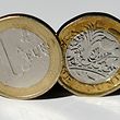 A British one pound sterling coin (R), and a one euro coin, are arranged for a photograph in central London on August 31, 2017.
The Brexit-hit British pound is threatening to reach parity with the euro -- and is already worth less for some travellers who seek to exchange cash at airports. The pound, slammed also this week by the euro's comparative strength, has collapsed in value ever since Britain voted in June 2016 to leave the European Union. / AFP PHOTO / Daniel SORABJI