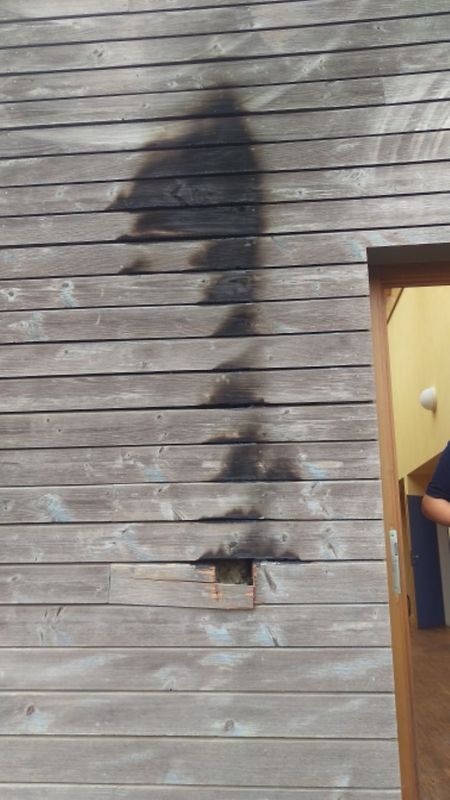 Hier hatte der Täter am Freitag versucht, das Gebäude in Brand zu setzen, während drinnen, Jugendliche ein Fußballspiel ansahen. 