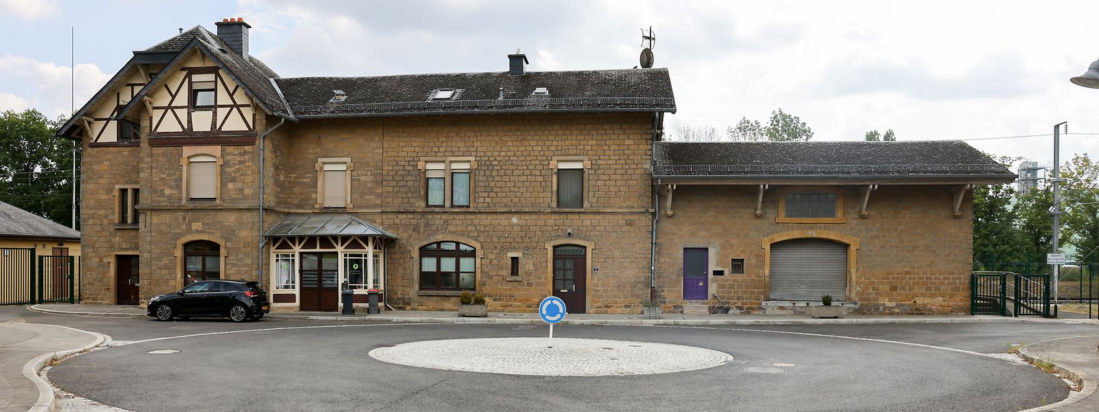 Der älteste Teil des ehemaligen Bahnhofsgebäudes stammt aus dem Jahr 1893.