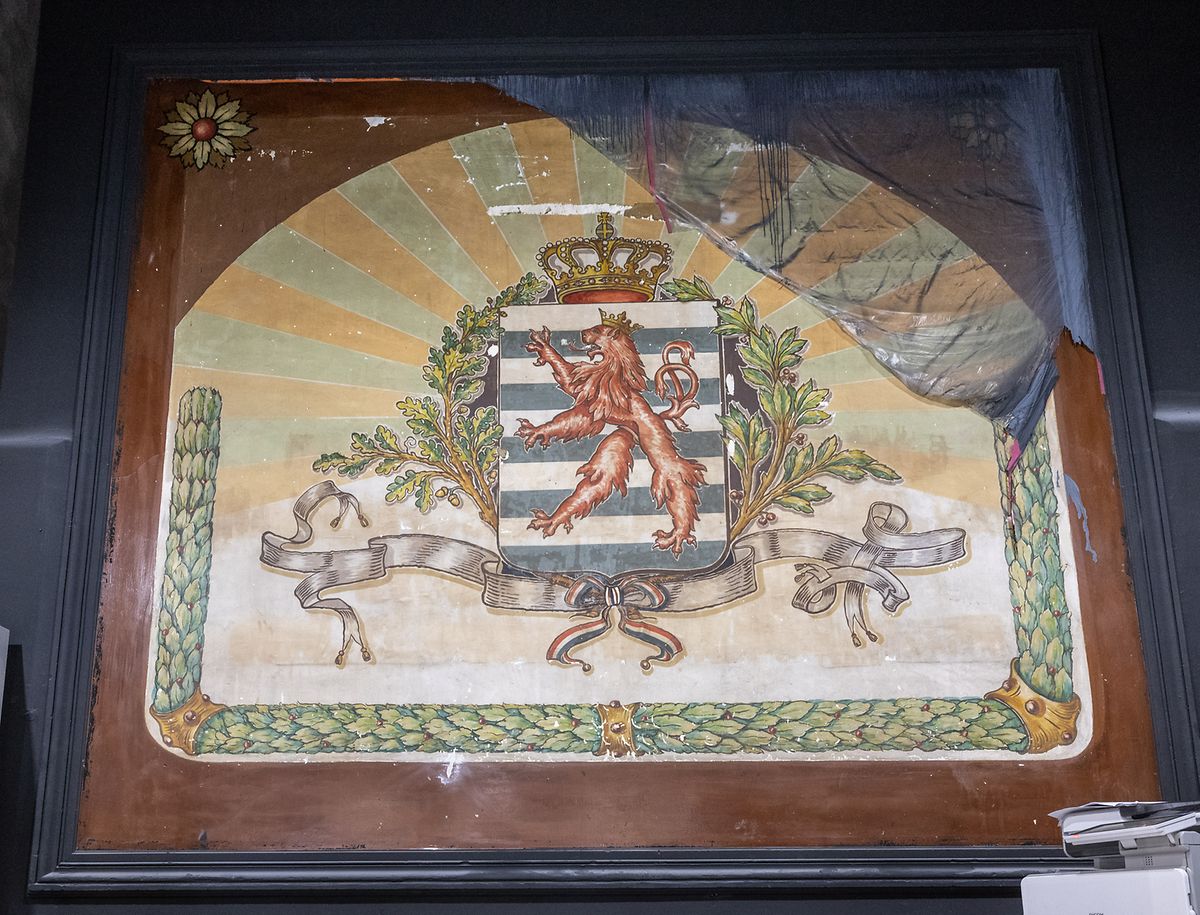 Les armoiries luxembourgeoises avec un lion rouge en forme XXL. Qui l'a peint ? Et quand ?