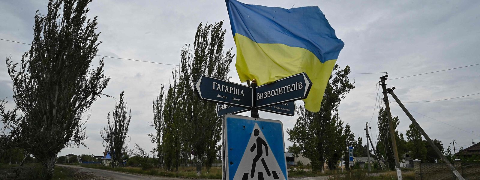 Ukrainische Flagge in der kürzlich befreiten Stadt Wyssokopillja. 
