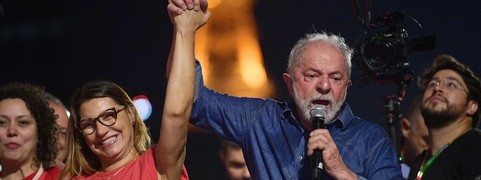 Lula da Silva celebra a vitória ao lado da mulher 'Janja'. A tomada de posse como novo presidente do Brasil está programada para o primeiro dia do novo ano. 