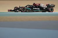 ARCHIV - 14.03.2021, Bahrain, Sakhir: Formel 1, Testfahrten vor der neuen Saison, 3. Tag: Lewis Hamilton vom Mercedes-AMG Petronas Formula One Team auf der Strecke in Bahrain. (zu dpa «Neustart für Schumacher und Vettel - Hamilton jagt Formel-1-Rekorde») Foto: Hasan Bratic/dpa +++ dpa-Bildfunk +++