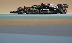 ARCHIV - 14.03.2021, Bahrain, Sakhir: Formel 1, Testfahrten vor der neuen Saison, 3. Tag: Lewis Hamilton vom Mercedes-AMG Petronas Formula One Team auf der Strecke in Bahrain. (zu dpa «Neustart für Schumacher und Vettel - Hamilton jagt Formel-1-Rekorde») Foto: Hasan Bratic/dpa +++ dpa-Bildfunk +++