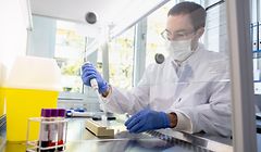 09.04.2020, Bayern, München: Dr. Andreas Wieser, Leiter des Labors, nimmt im Diagnostiklabor für die Covid-19 Studie der Abteilung für Infektions- und Tropenmedizin der Ludwig-Maximilians-Universität München (LMU) mit einer Pipette abgetrenntes Plasma einer Blutprobe aus der Studie zur Analyse auf. Im Rahmen der Studie mit dem Titel «Prospektive Covid-19 Kohorte München» (KoCo19) werden stichprobenartig Blutproben von 3000 Haushalten in München analysiert, um unter anderem herauszufinden, wie sich das Virus tatsächlich in der Gesellschaft ausgebreitet hat. Foto: Matthias Balk/dpa +++ dpa-Bildfunk +++