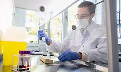 09.04.2020, Bayern, München: Dr. Andreas Wieser, Leiter des Labors, nimmt im Diagnostiklabor für die Covid-19 Studie der Abteilung für Infektions- und Tropenmedizin der Ludwig-Maximilians-Universität München (LMU) mit einer Pipette abgetrenntes Plasma einer Blutprobe aus der Studie zur Analyse auf. Im Rahmen der Studie mit dem Titel «Prospektive Covid-19 Kohorte München» (KoCo19) werden stichprobenartig Blutproben von 3000 Haushalten in München analysiert, um unter anderem herauszufinden, wie sich das Virus tatsächlich in der Gesellschaft ausgebreitet hat. Foto: Matthias Balk/dpa +++ dpa-Bildfunk +++