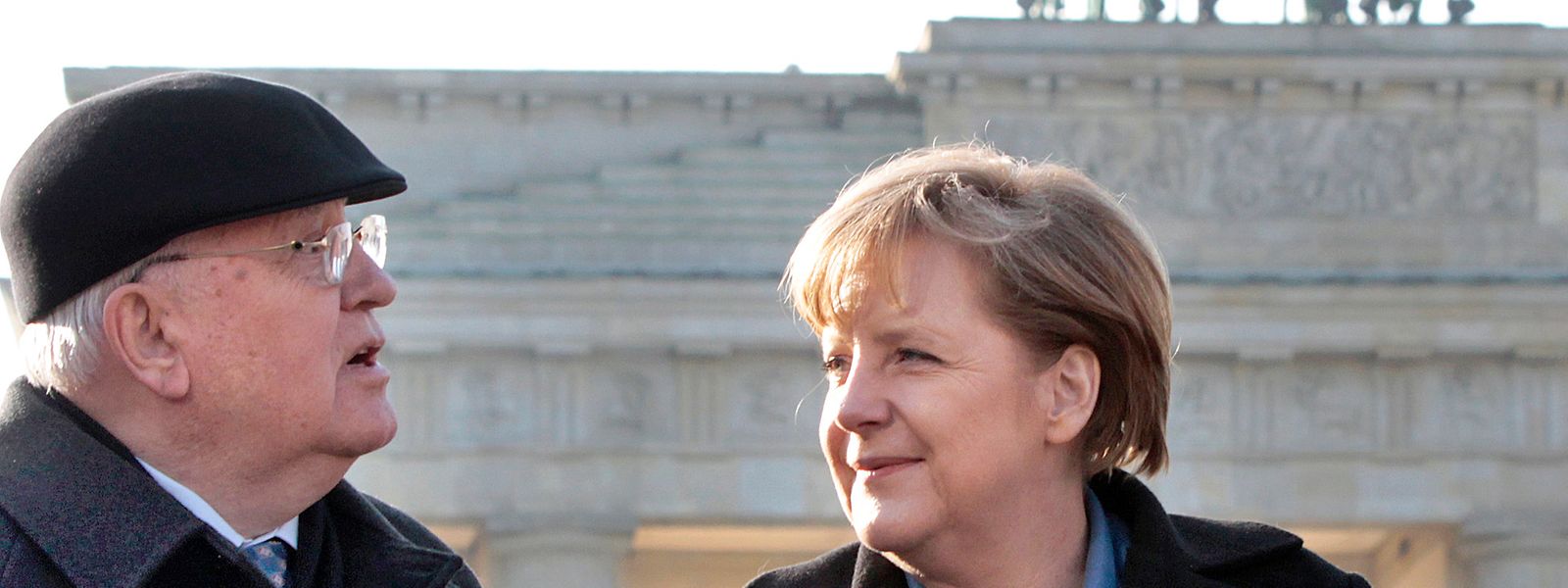 Der ehemalige sowjetische Staatspräsident Michael Gorbatschow und die damalige Bundeskanzlerin Angela Merkel besuchten 2011 das Brandenburger Tor in Berlin.
