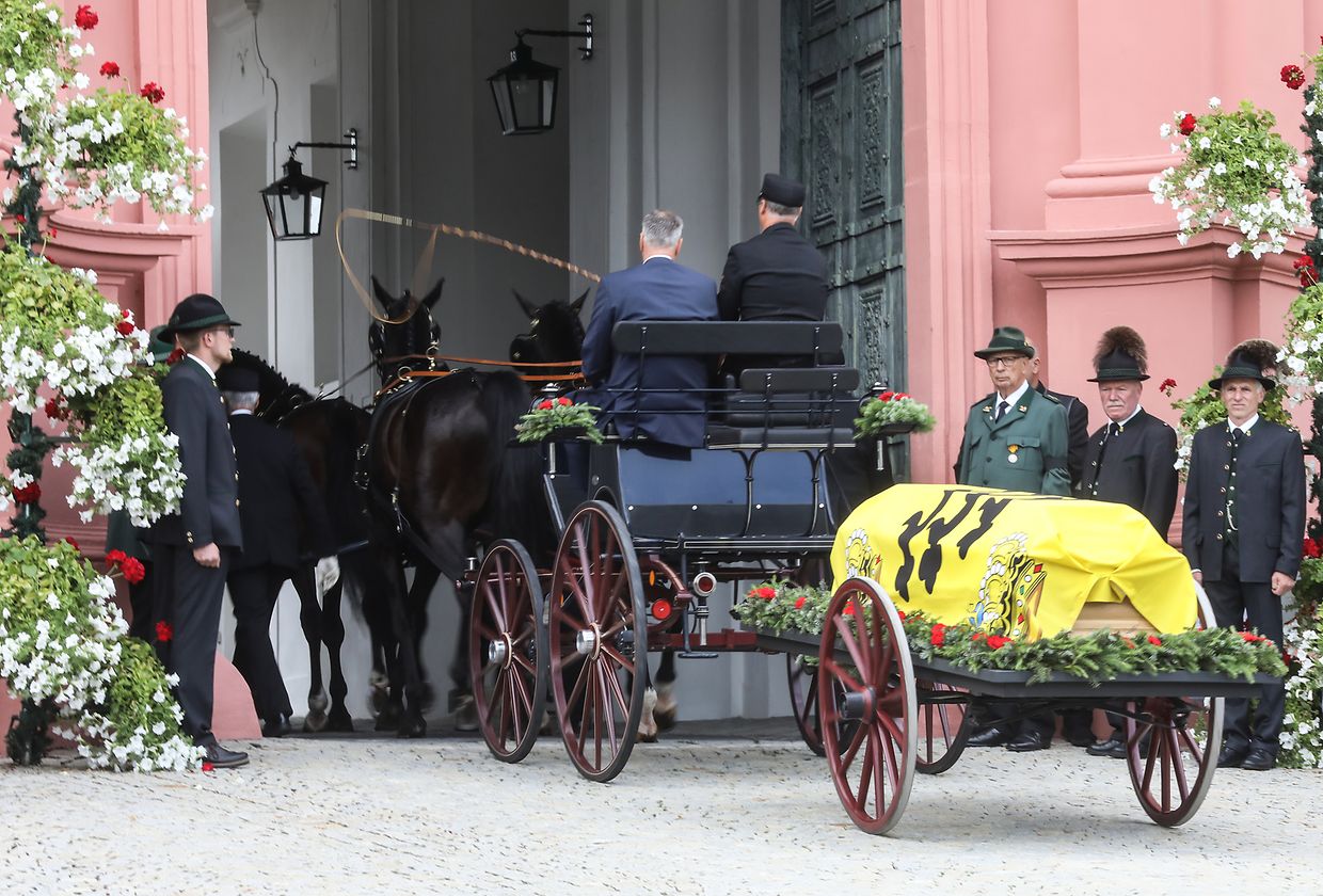 The coffin of Carl Duke of Württemberg lies on a horse-drawn carriage and enters Altshausen Castle.