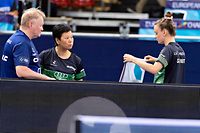 Tommy Danielsson (Trainer) mit Ni Xia Lian (l.) und Sarah De Nutte (r.) / Tischtennis, Frauen Doppel Viertelfinale / 17.08.2022 / Muenchen / Foto: Christian Kemp