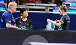 Tommy Danielsson (Trainer) mit Ni Xia Lian (l.) und Sarah De Nutte (r.) / Tischtennis, Frauen Doppel Viertelfinale / 17.08.2022 / Muenchen / Foto: Christian Kemp