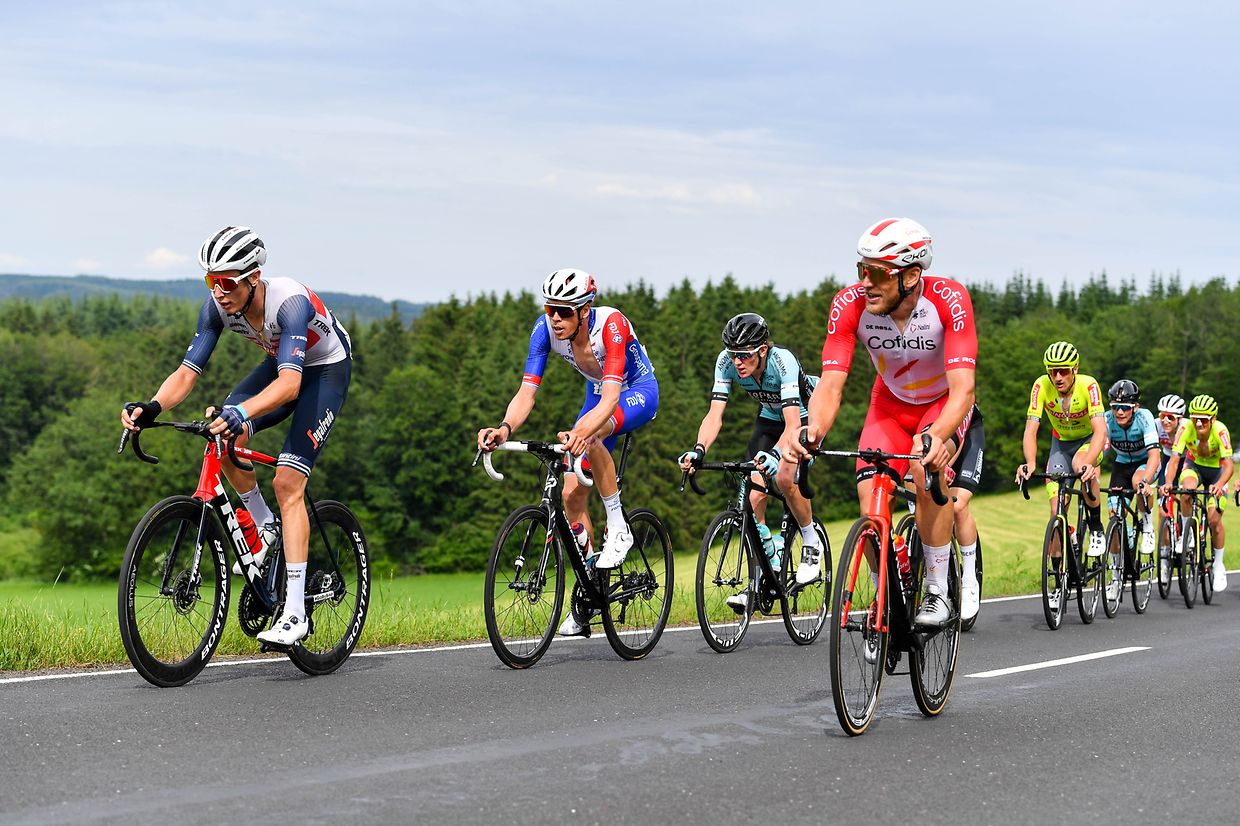 Alex Kirsch (Trek-Segafredo), Kevin Geniets (Groupama-FDJ) und Jempy Drucker (Cofidis) im Anstieg hinauf nach Harlingen.
