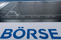 12.03.2020, Hessen, Frankfurt/Main: Die Kurve des DAX auf der Anzeigetafel im Handelssaal der Börse in Frankfurt.   Der Deutsche Aktien Index (DAX) war zum Handelsstart erstmals seit 2016 unter die 10.000-Punkte-Marke gerutscht. Auslöser sind erneut Sorgen wegen der konjunkturellen Folgen der Coronavirus-Pandemie. Foto: Boris Roessler/dpa +++ dpa-Bildfunk +++
