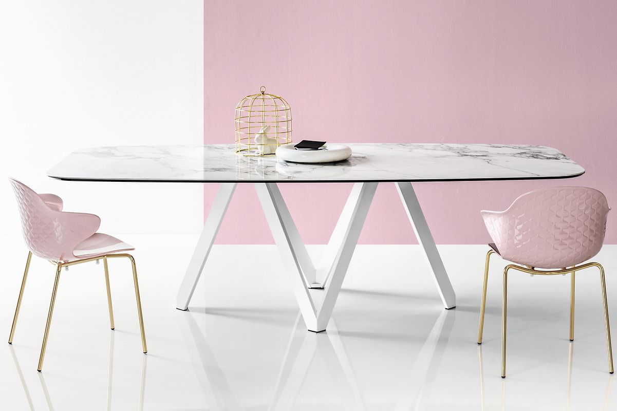 Der große Esstisch ist das Zentrum des Familienlebens. Hier ein&nbsp;Beispiel von Calligaris: Der Tisch Cartesio ist in einer Länge von bis zu 2,50 Metern erhältlich (ca. 3893 Euro).