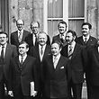 Die DP-LSAP-Regierung Thorn-Vouel. V.l.n.r.: 1. R.: Raymond Vouel, Gaston Thorn; 2. R.: Robert Krieps, Joseph Wohlfart, Marcel Mart, Emile Krieps; 3. R.: Albert Berchem, Guy Linster, Jean Hamilius, Maurice Thoss, Benny Berg.