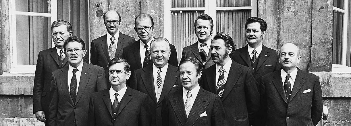 Die DP-LSAP-Regierung Thorn-Vouel. V.l.n.r.: 1. R.: Raymond Vouel, Gaston Thorn; 2. R.: Robert Krieps, Joseph Wohlfart, Marcel Mart, Emile Krieps; 3. R.: Albert Berchem, Guy Linster, Jean Hamilius, Maurice Thoss, Benny Berg.