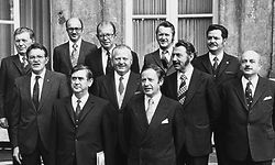 Die DP-LSAP-Regierung Thorn-Vouel. V.l.n.r.: 1. R.: Raymond Vouel, Gaston Thorn; 2. R.: Robert Krieps, Joseph Wohlfart, Marcel Mart, Emile Krieps; 3. R.: Albert Berchem, Guy Linster, Jean Hamilius, Maurice Thoss, Benny Berg.
