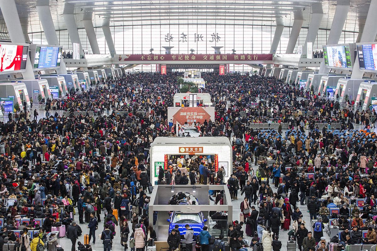 China, Hangzhou: Reisende drängen sich im überfüllten Bahnhof. Vor der großen Reisewelle zum bevorstehenden chinesischen Neujahrsfest gibt es die große Sorge, dass sich infektiöse Krankheiten wie eine zur Zeit in China grassierende Lungenkrankheit verstärkt ausbreiten könnten.