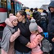 06.03.2022, Polen, Korczowa: Eine Mutter wird mit ihren Töchtern wiedervereint, nachdem sie mit dem Bus aus der Ukraine in Korczowa angekommen sind. In Polen sind nach Angaben des Grenzschutzes seit dem Beginn des Kriegs in der Ukraine mehr als eine Million Flüchtlinge aus dem Nachbarland eingetroffen. Foto: Simon Becker/Le Pictorium Agency via ZUMA/dpa +++ dpa-Bildfunk +++