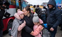 06.03.2022, Polen, Korczowa: Eine Mutter wird mit ihren Töchtern wiedervereint, nachdem sie mit dem Bus aus der Ukraine in Korczowa angekommen sind. In Polen sind nach Angaben des Grenzschutzes seit dem Beginn des Kriegs in der Ukraine mehr als eine Million Flüchtlinge aus dem Nachbarland eingetroffen. Foto: Simon Becker/Le Pictorium Agency via ZUMA/dpa +++ dpa-Bildfunk +++