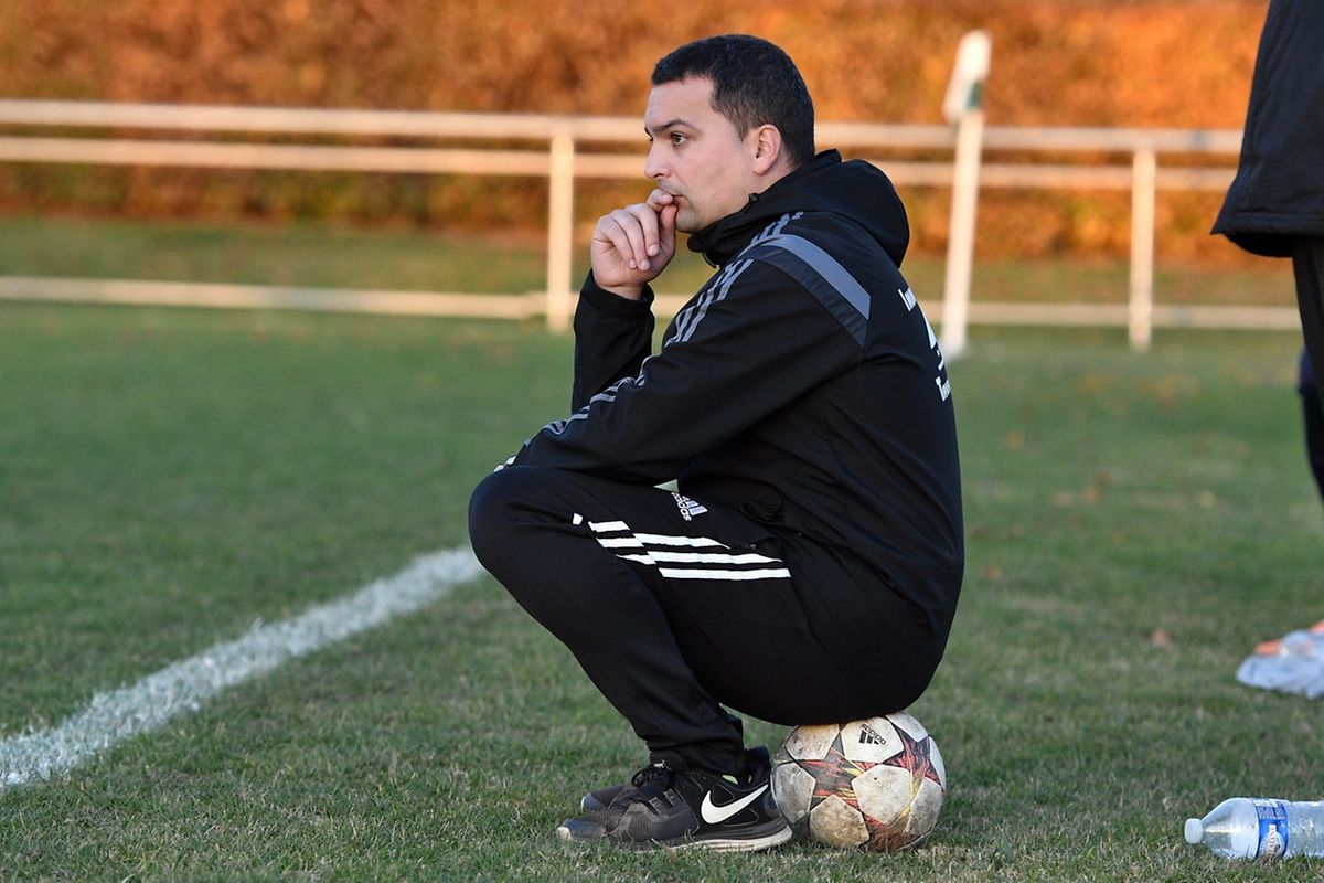 Carlos Pereira, l'entraîneur de Gilsdorf contemple l'oeuvre de ses ouailles