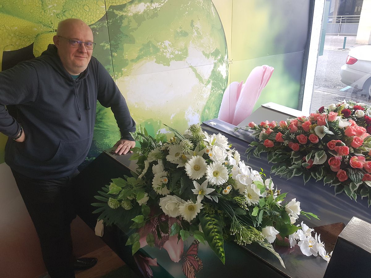 Stéphane Baldi propose des cercueils en carton depuis 2017.