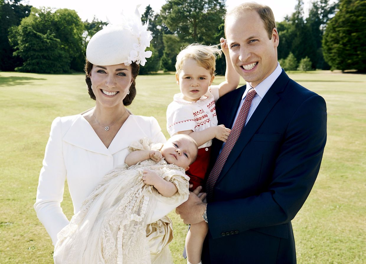 Kate und William am Tag der Taufe von Charlotte mit ihren beiden Kindern.