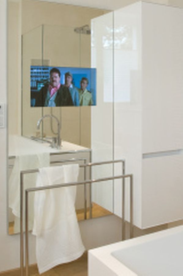 Nichts mehr verpassen: Unterhaltungselektronik lässt sich im Badezimmerspiegel integrieren.