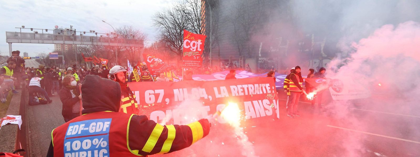 Plusieurs milliers de manifestants ont investi les rues de Paris jeudi après le déclenchement de l'article 49.3.