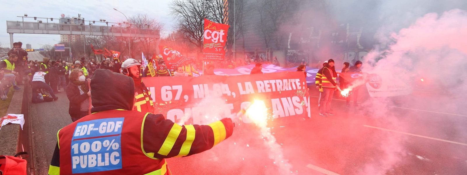 Protestos contra a reforma do sistema de pensões em França.
