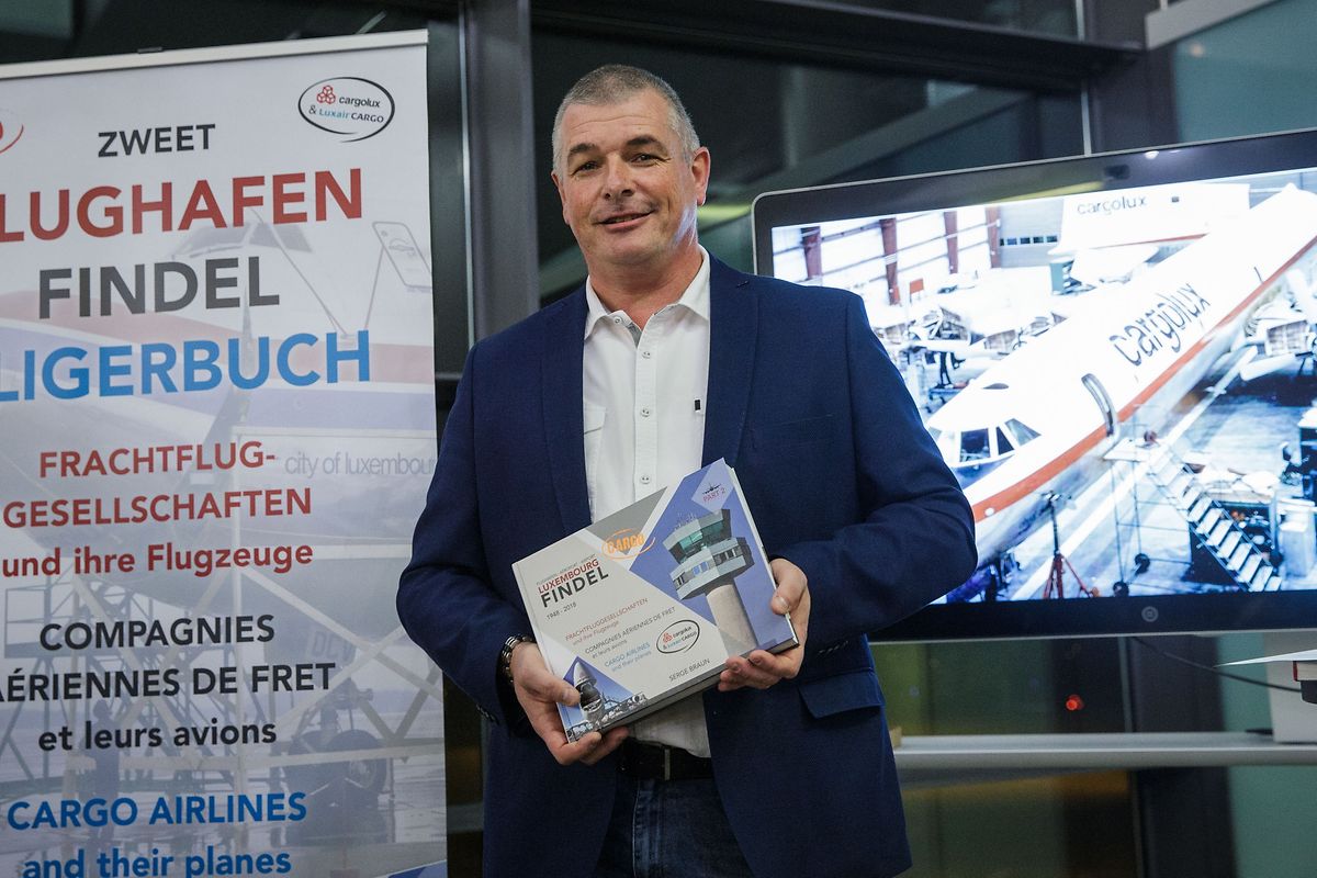 Serge Braun präsentiert sein zweites Fliegerbuch.