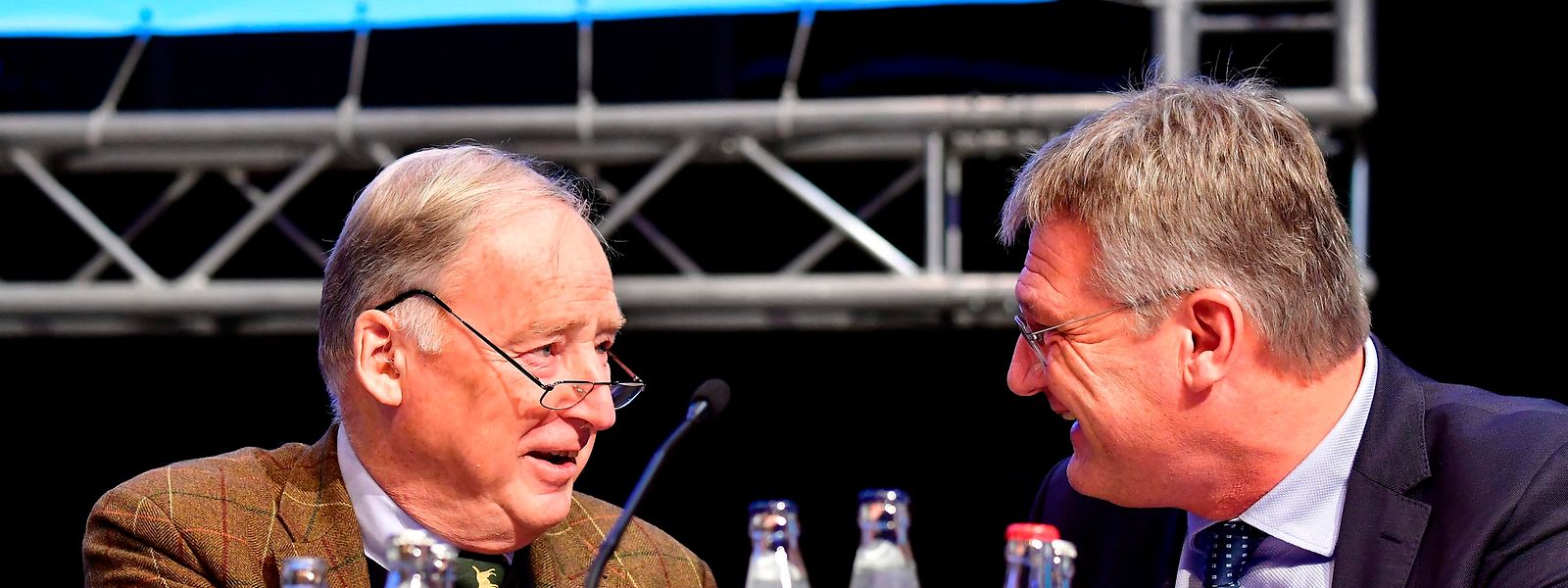 So harmonisch wie auf diesem Foto vom AfD-Parteitag 2017 ist das Verhältnis zwischen Alexander Gauland (l.) und Jörg Meuthen (r.) derzeit nicht.