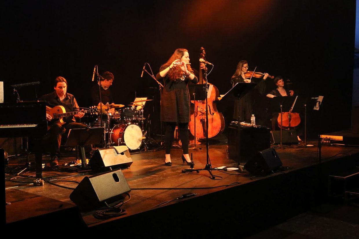 A maioria dos elementos do grupo são músicos luxemburgueses, que interpretam com grande harmonia e entusiasmo temas clássicos da música portuguesa