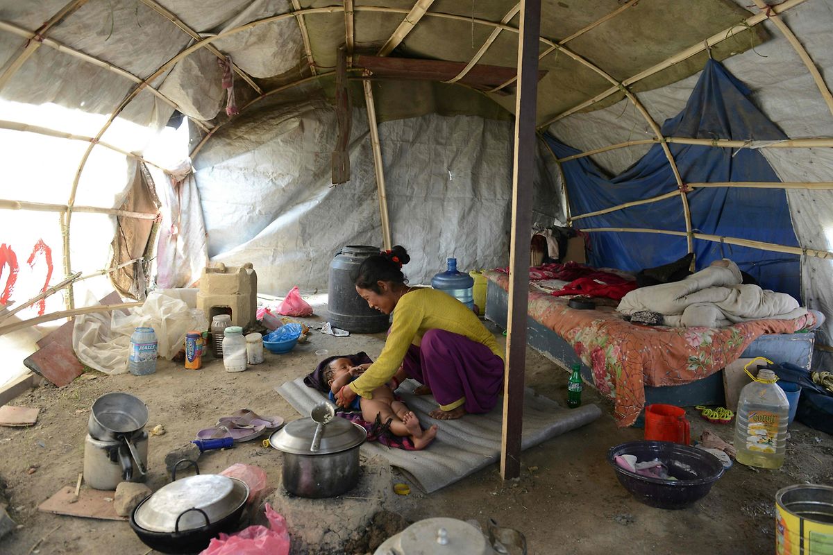 Das Erdbeben überlebt: Menuka Rokaya sorgt für ihr Kind i einem behelfsmässigen Zelt am Rande von Kathmandu (Das Foto wurde am 21. April 2016 aufgenommen).
