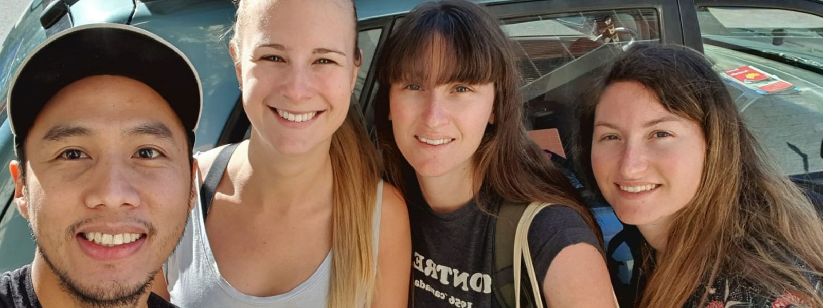 Miguel Fuentes (v.l.n.r.) von den Philippinen und die Holländerin Nikki de Weerd stehen neben ihren "adoptierten Backpackern" Alice und Claire. Um Backpackern aus aller Welt zu helfen, die Corona-Krise möglichst kostensparend zu überstehen, gründeten Miguel und Nikki Ende März 2020 die Plattform "Adopt A Backpacker".