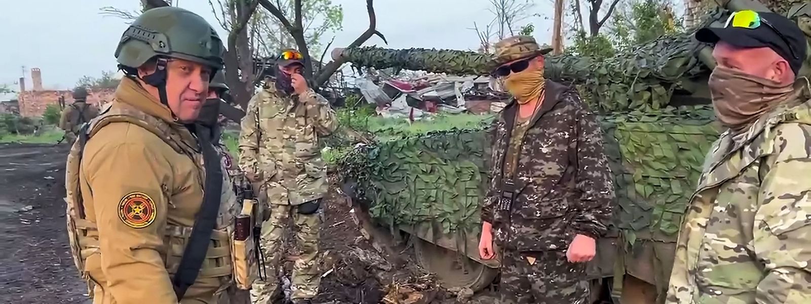 Die russische Söldnertruppe Wagner hat nach Angaben ihres Chefs Jewgenij Prigoschin (l.) mit dem Abzug der eigenen Truppen aus der eroberten ostukrainischen Stadt Bachmut begonnen. 