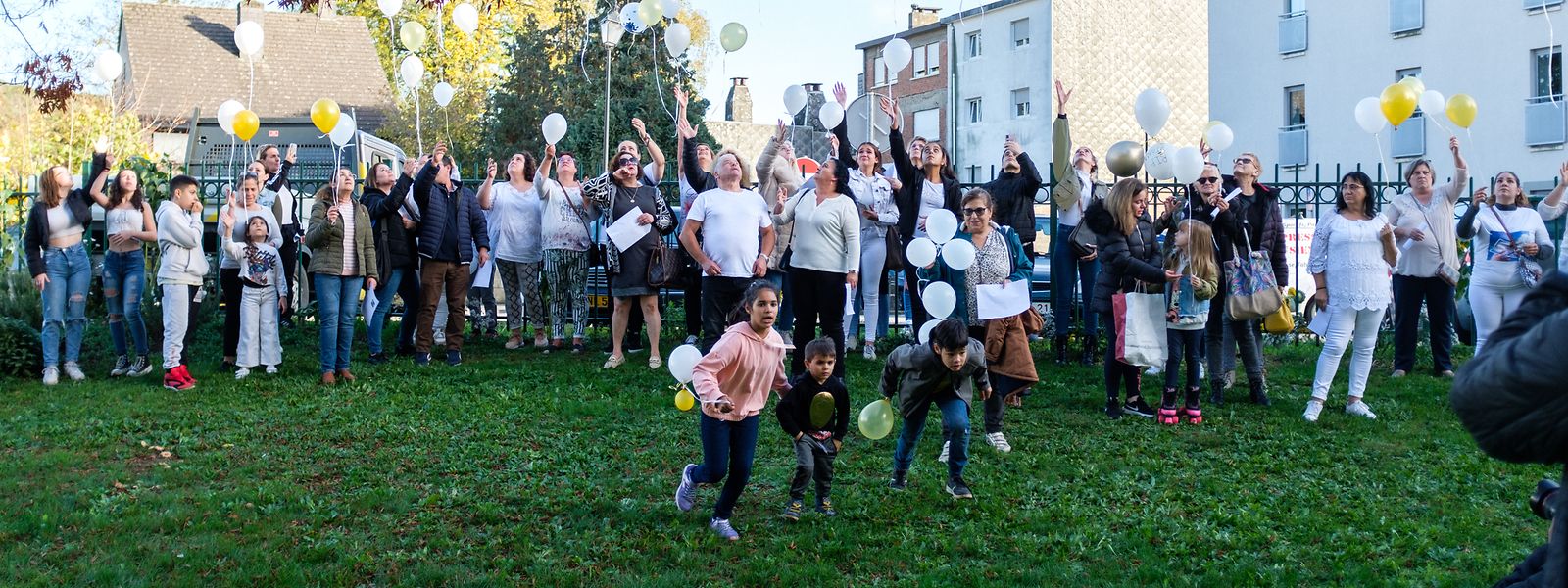 Des dizaines de personnes se sont rassemblées dans un parc à Athus, en Belgique, et ont lâché des ballons en hommage à Diana Santos.