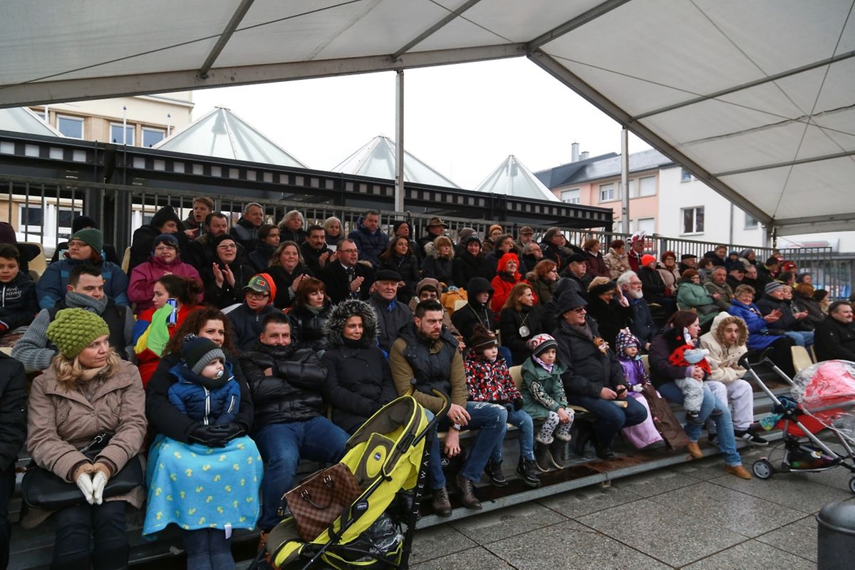 Auch in Petingen beim letzten Kavalkadenumzug des Jahres  feierten die Narren ausgelassen bis in die späten Abendstunden.