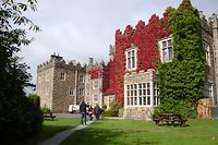 Das Waterford Castle Hotel lädt mit dem Glanz vergangener Jahrhunderte vor allem begüterte Touristen ein.