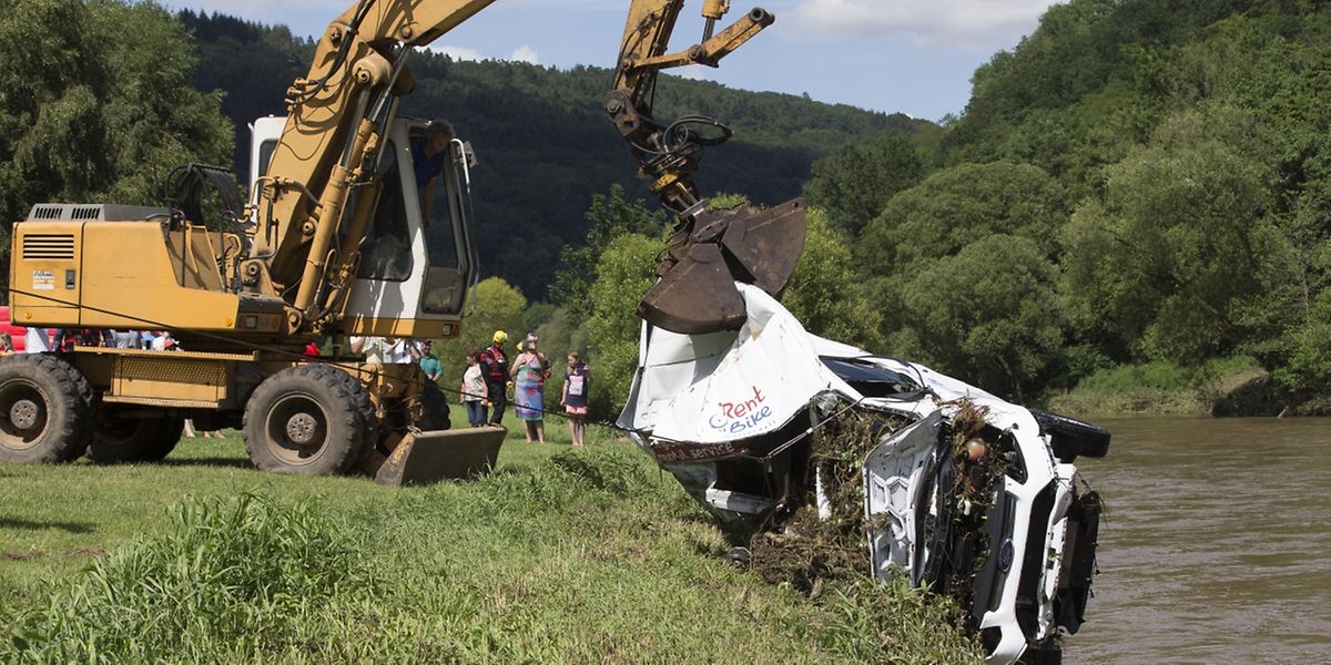 Rettungskräfte bargen neun Autos, die von der Schwarzen Ernz in die Sauer gespült worden waren. 