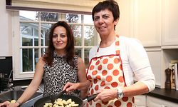 Zina Manhal und Mick Pixius bereiten gemeinsam das Abendessen zu.