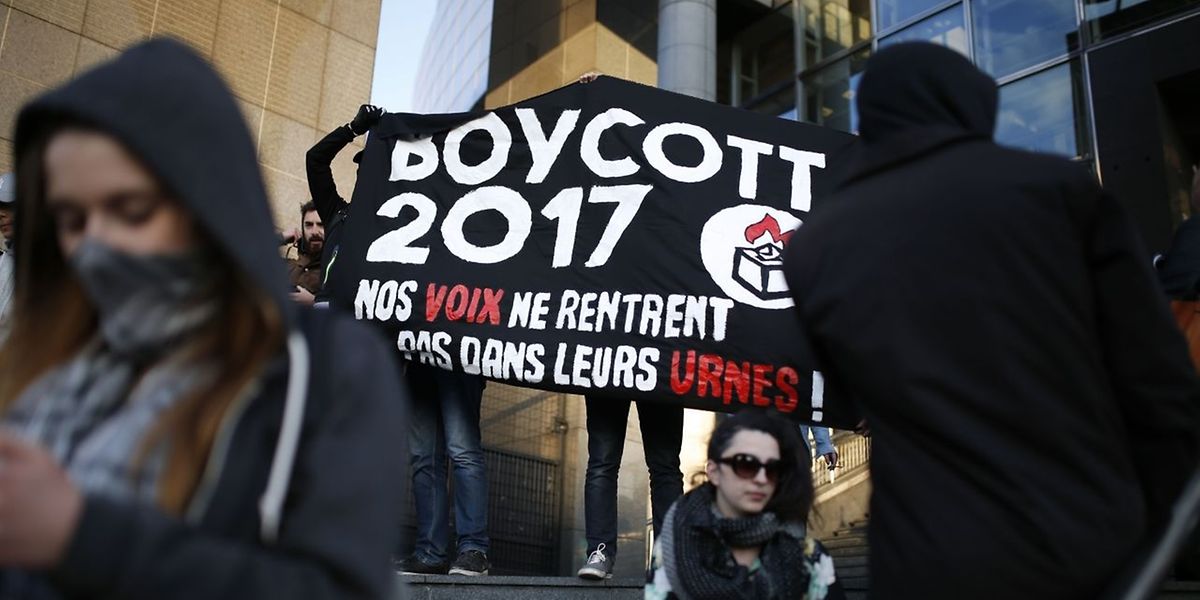 Plusieurs centaines de jeunes étaient rassemblés dimanche soir sur les marches de l'Opéra Bastille à Paris à l'appel de mouvements «antifascistes» qui entendent organiser une «nuit des barricades» au soir du premier tour de la présidentielle.
