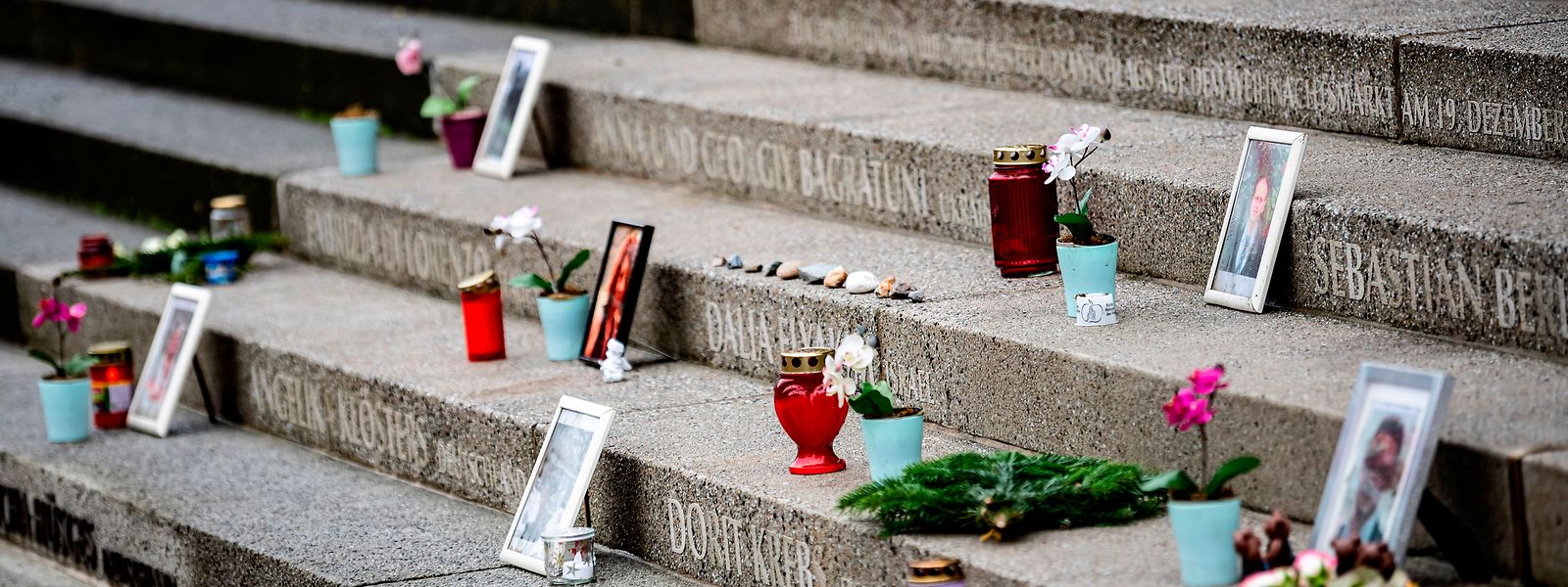 Blumen und Bilder stehen am Mahnmal für die Terroropfer vom Breitscheidplatz.