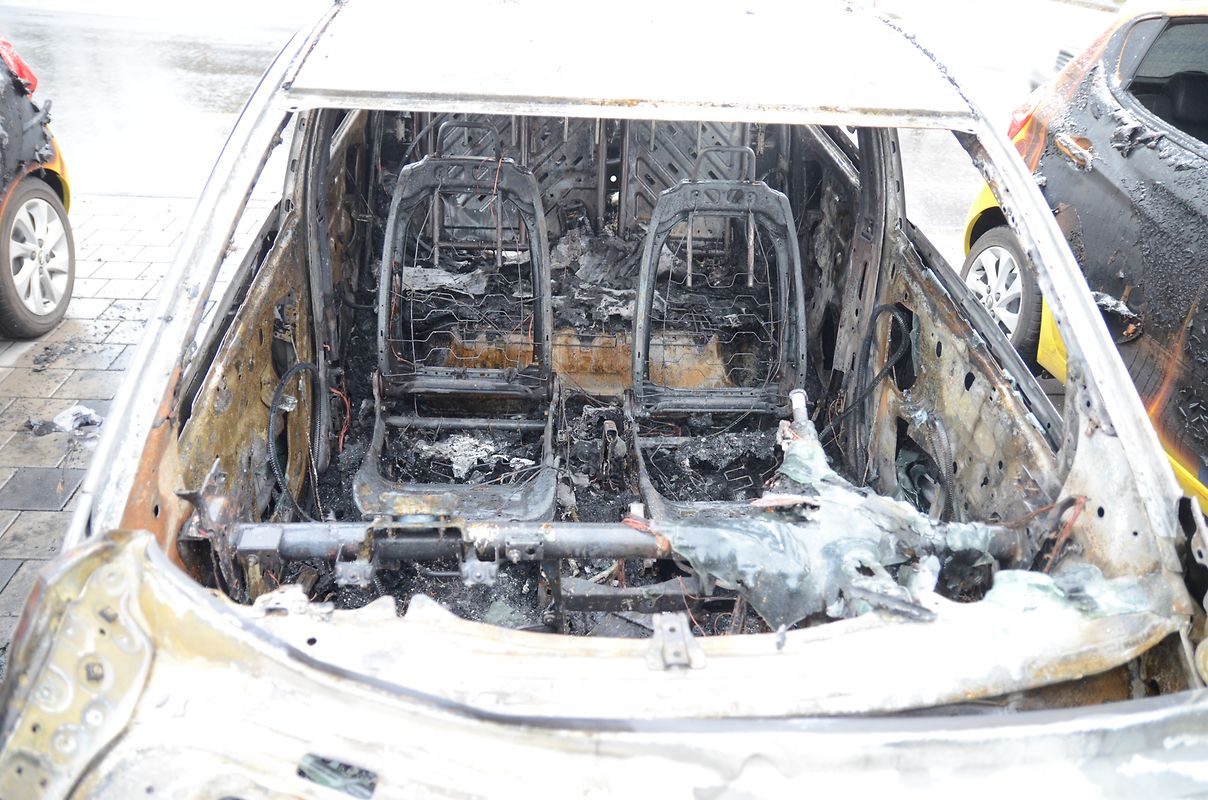 Zwei Autos brannten vollständig aus, zwei weitere wurden schwer beschädigt und sind als Totalschaden anzusehen.