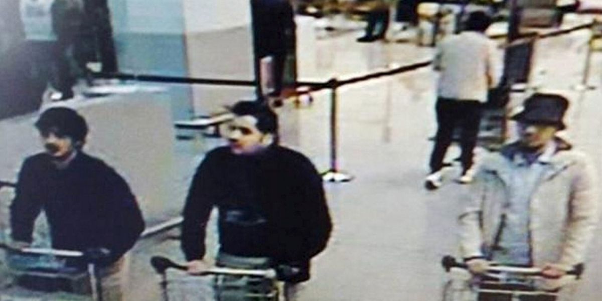 Auf dem Foto sind die drei mutmaßlichen Attentäter am Flughafen in Brüssel zu sehen. Links ist vermutlich Najim Laachraoui zu sehen, in der Mitte Ibrahim El Bakraoui. Der Mann rechts ist bisher nicht identifiziert worden.