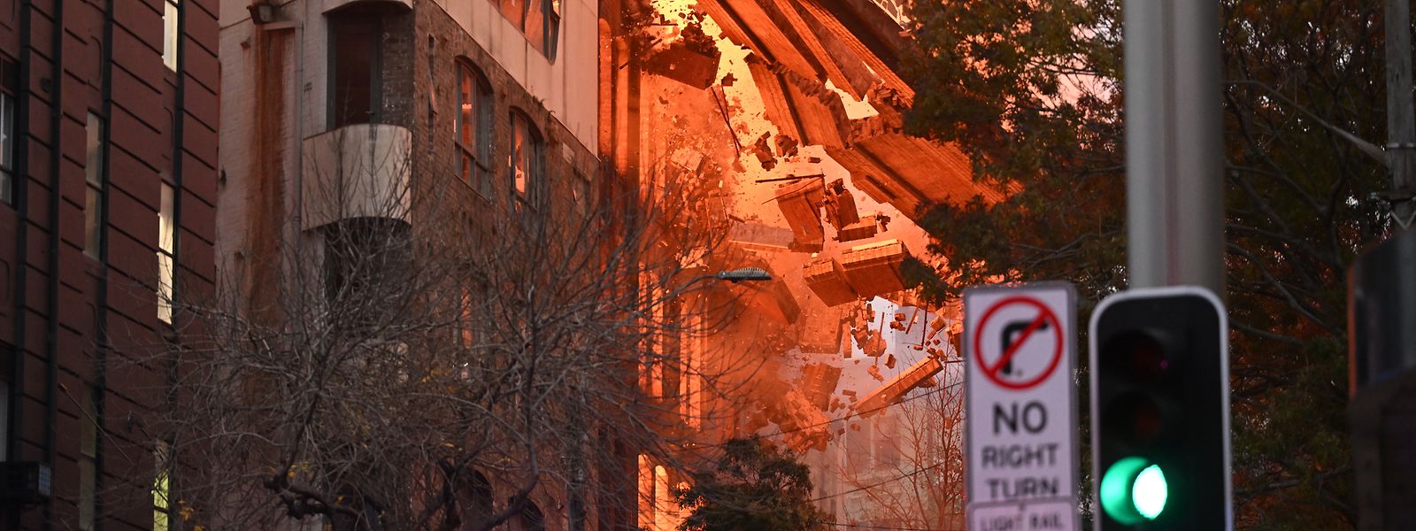 Eine Wand stürzt während des Gebäudebrandes im Central Business District von Sydney ein.